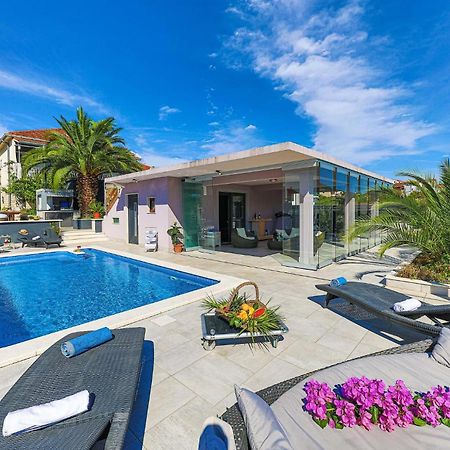 5 Bedroom Cozy Home In Okrug Donji Donji Okrug  エクステリア 写真