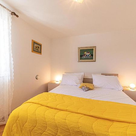 5 Bedroom Cozy Home In Okrug Donji Donji Okrug  エクステリア 写真