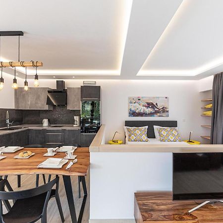 5 Bedroom Cozy Home In Okrug Donji Donji Okrug  エクステリア 写真
