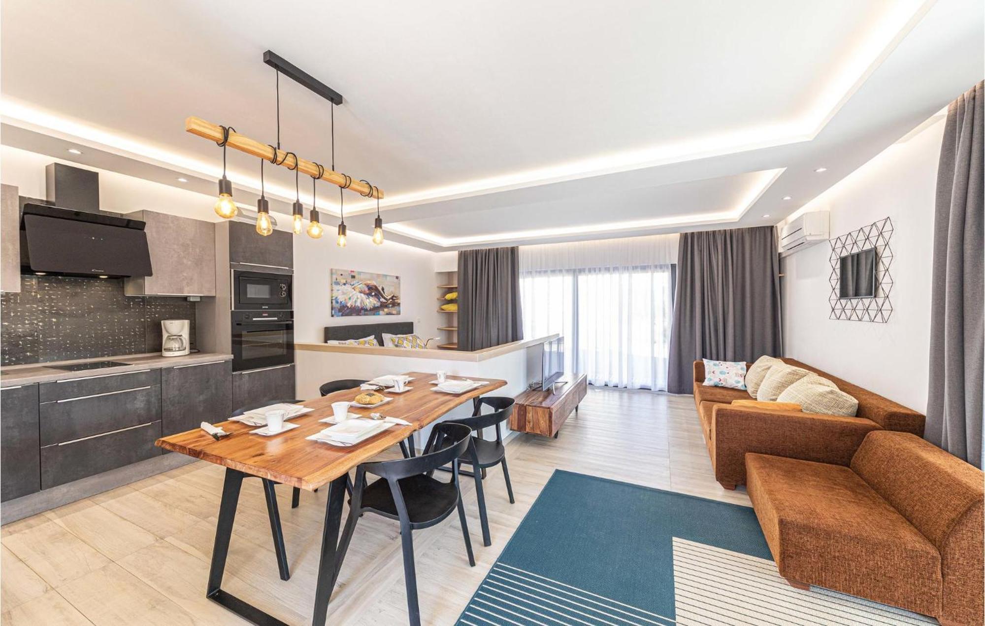 5 Bedroom Cozy Home In Okrug Donji Donji Okrug  エクステリア 写真