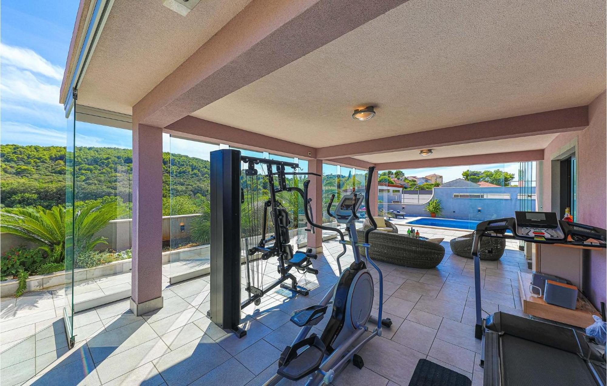 5 Bedroom Cozy Home In Okrug Donji Donji Okrug  エクステリア 写真