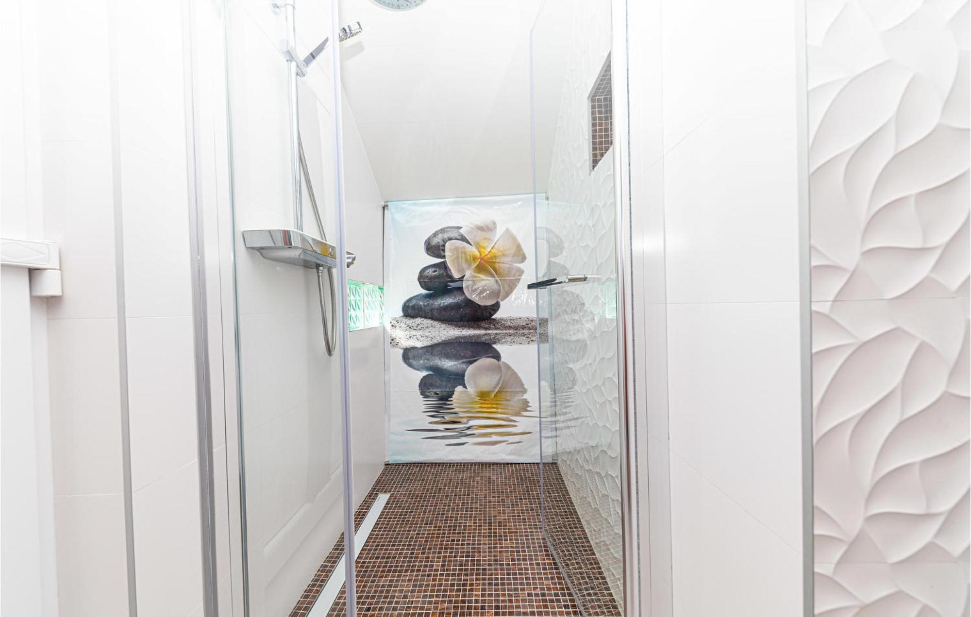 5 Bedroom Cozy Home In Okrug Donji Donji Okrug  エクステリア 写真
