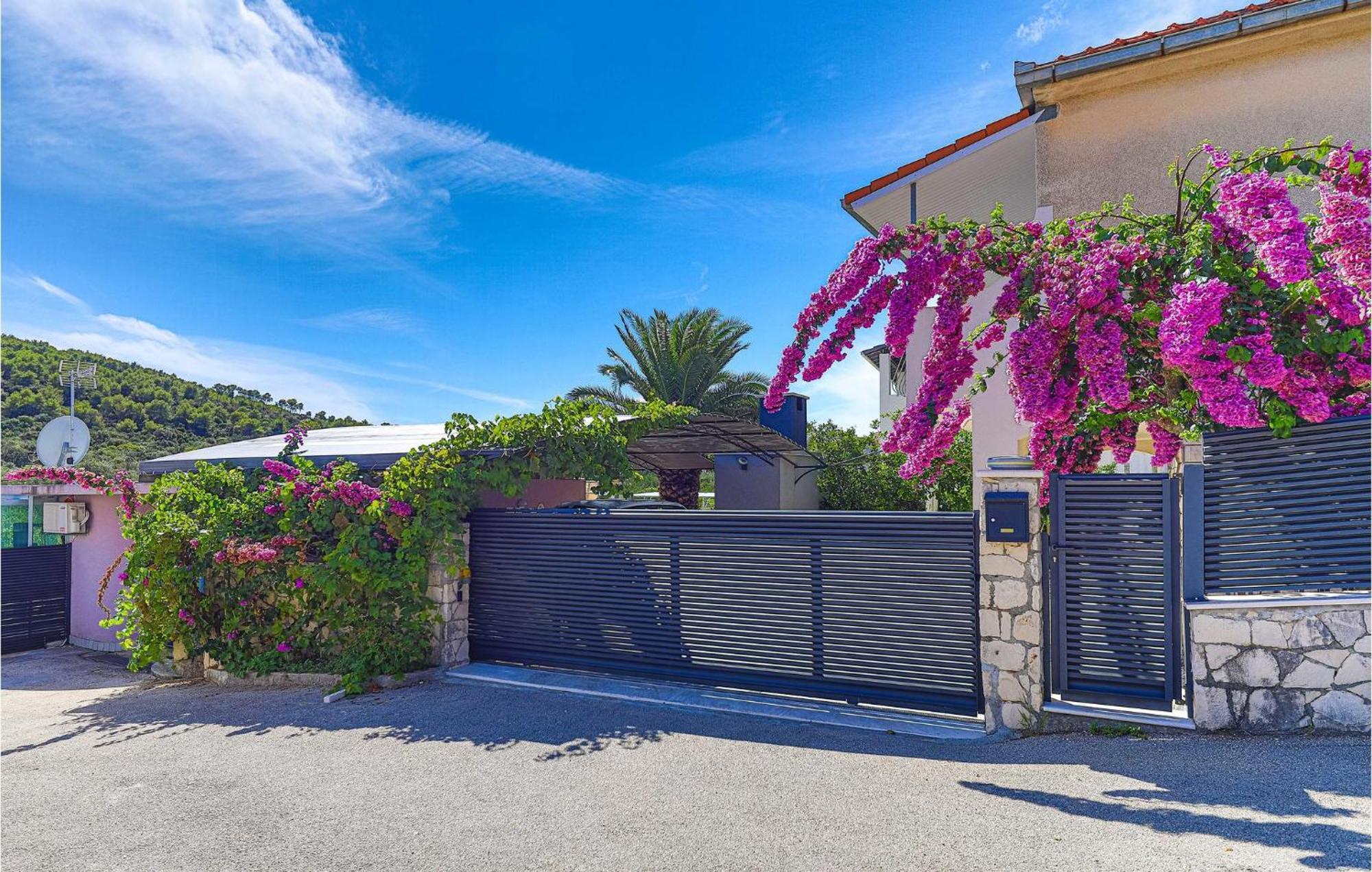 5 Bedroom Cozy Home In Okrug Donji Donji Okrug  エクステリア 写真