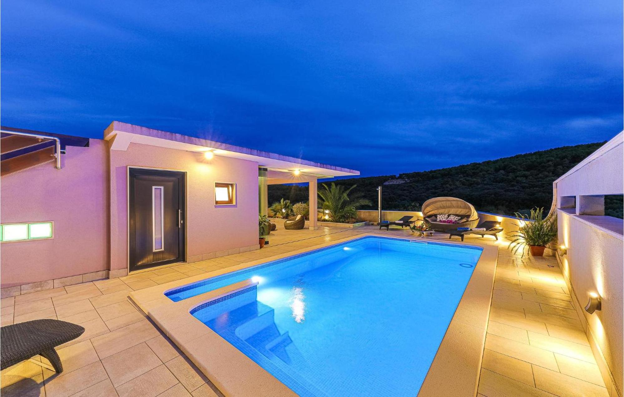 5 Bedroom Cozy Home In Okrug Donji Donji Okrug  エクステリア 写真