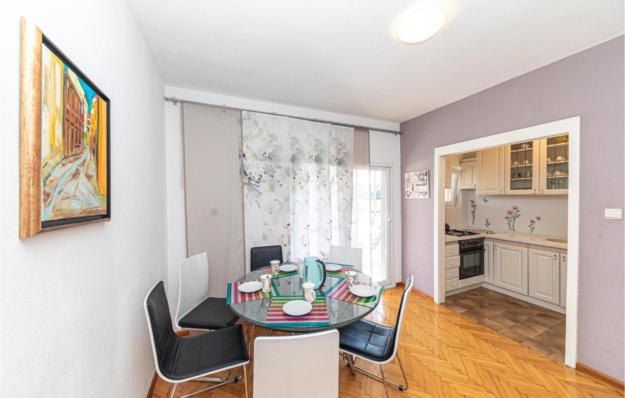 5 Bedroom Cozy Home In Okrug Donji Donji Okrug  エクステリア 写真