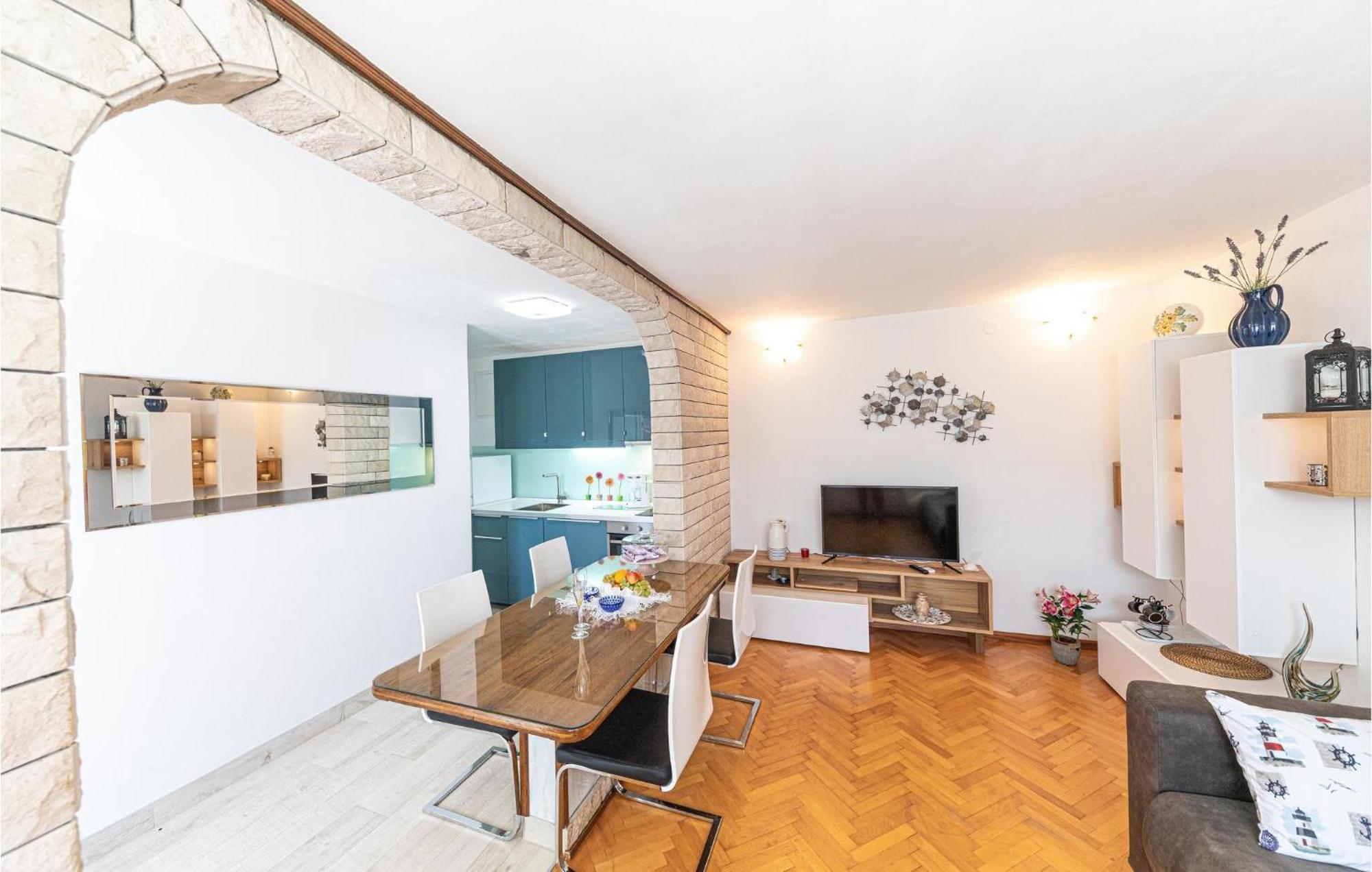 5 Bedroom Cozy Home In Okrug Donji Donji Okrug  エクステリア 写真
