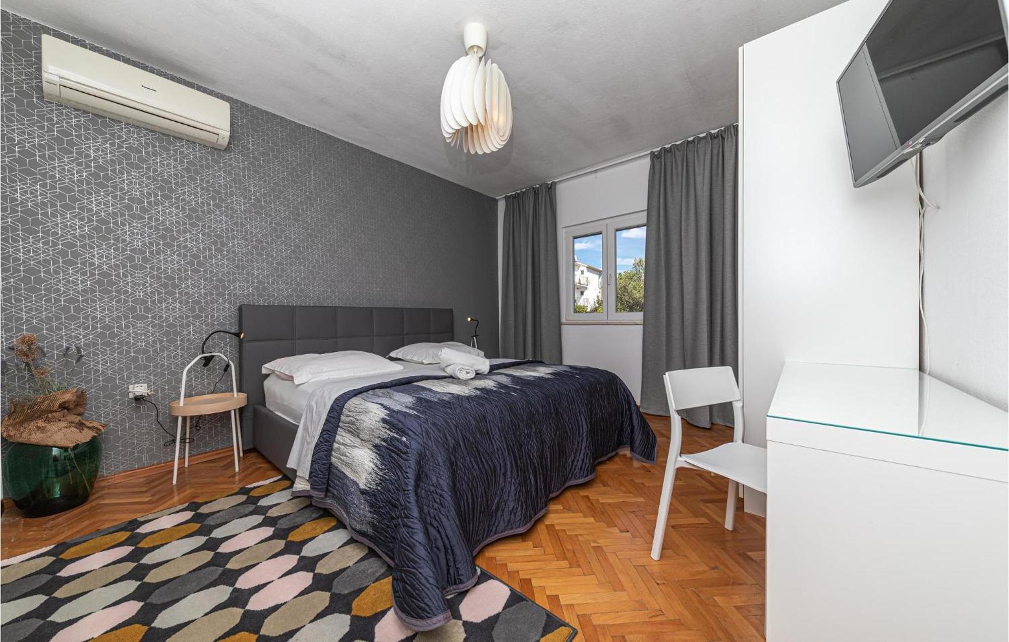 5 Bedroom Cozy Home In Okrug Donji Donji Okrug  エクステリア 写真