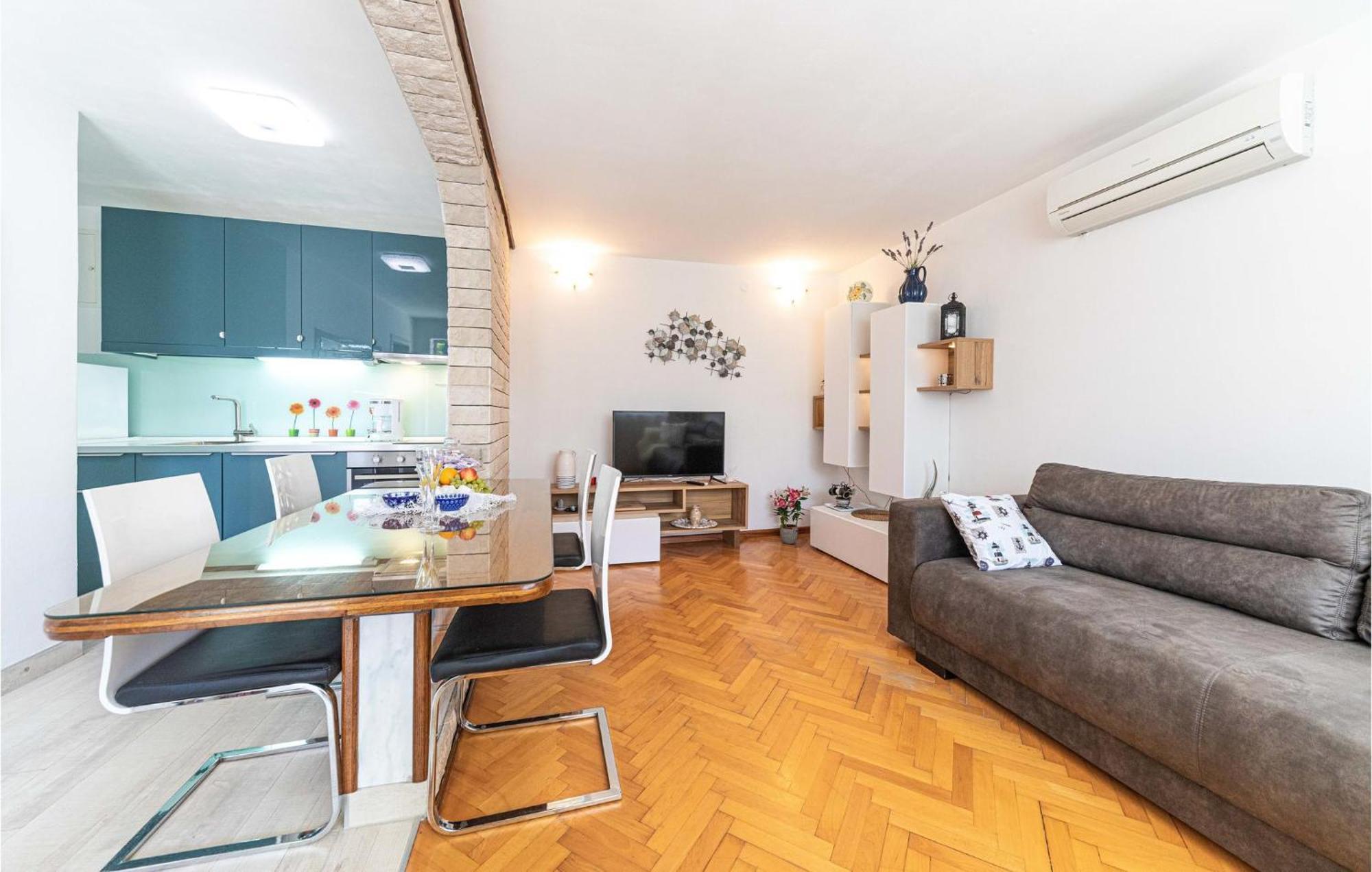 5 Bedroom Cozy Home In Okrug Donji Donji Okrug  エクステリア 写真