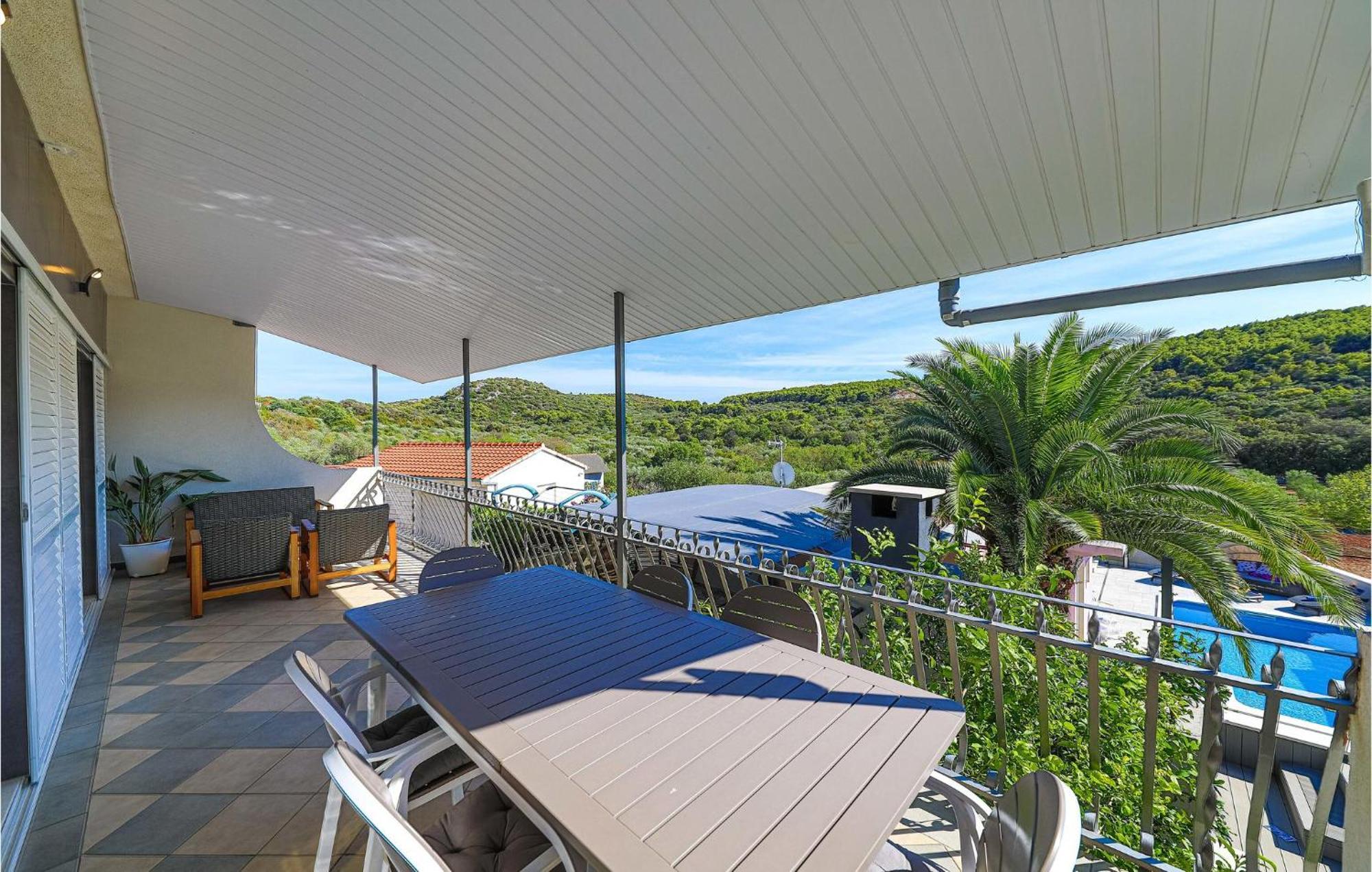 5 Bedroom Cozy Home In Okrug Donji Donji Okrug  エクステリア 写真