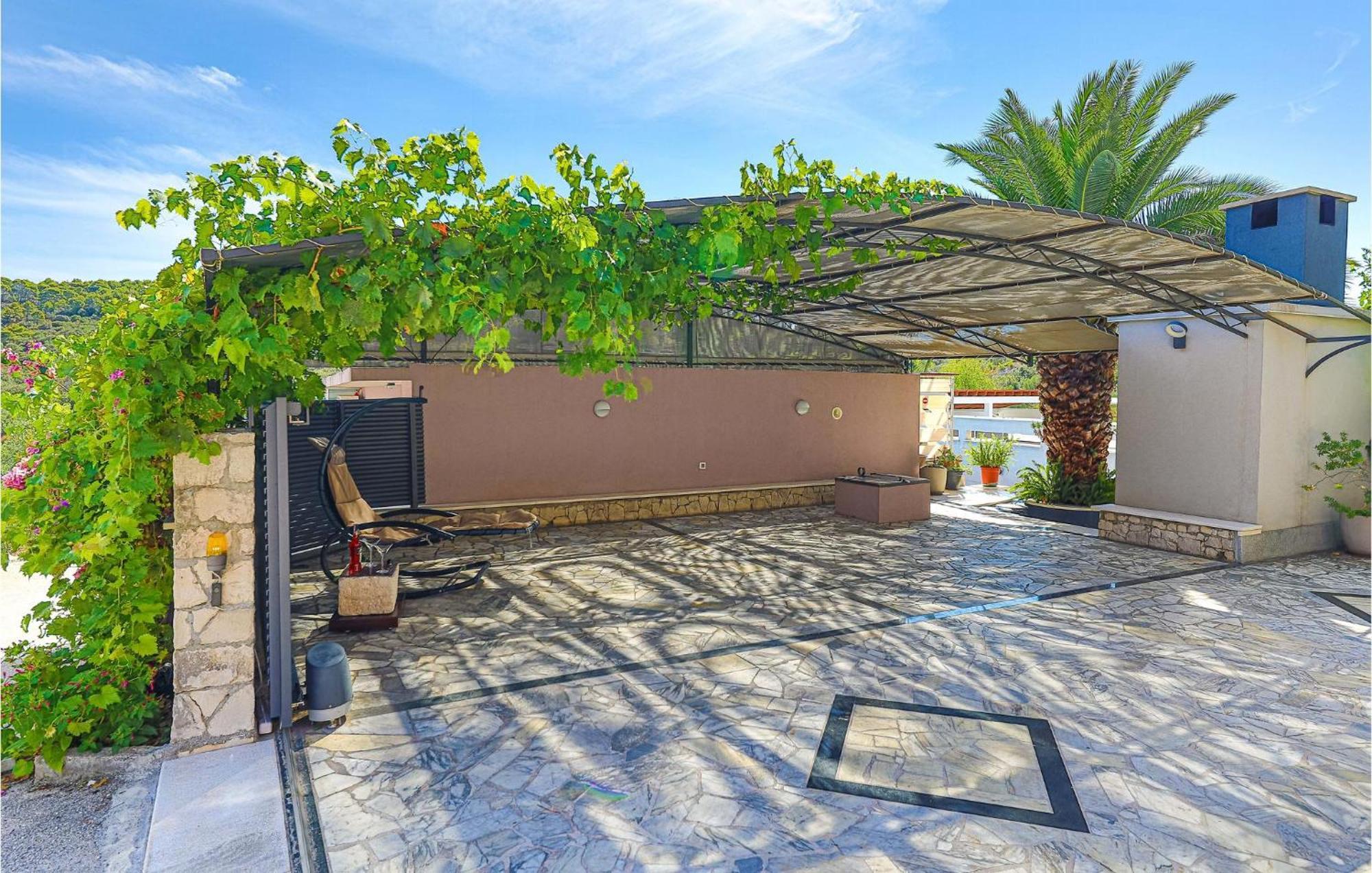 5 Bedroom Cozy Home In Okrug Donji Donji Okrug  エクステリア 写真