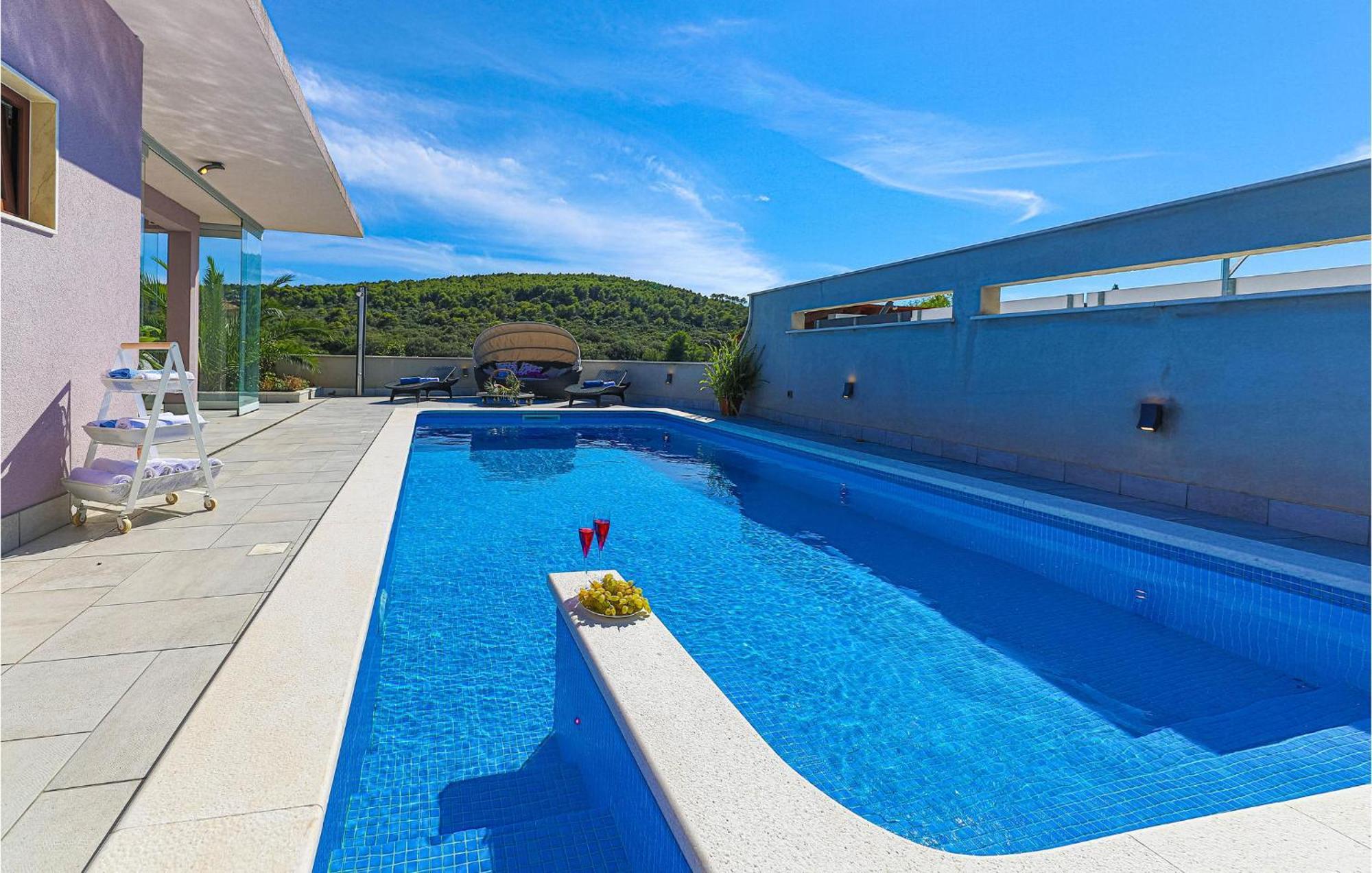 5 Bedroom Cozy Home In Okrug Donji Donji Okrug  エクステリア 写真