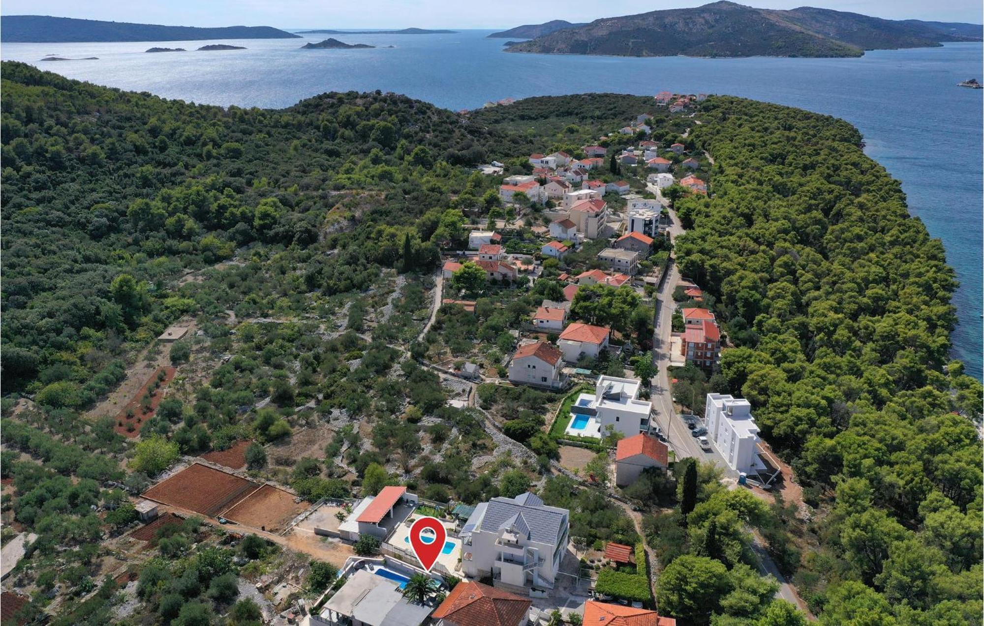 5 Bedroom Cozy Home In Okrug Donji Donji Okrug  エクステリア 写真