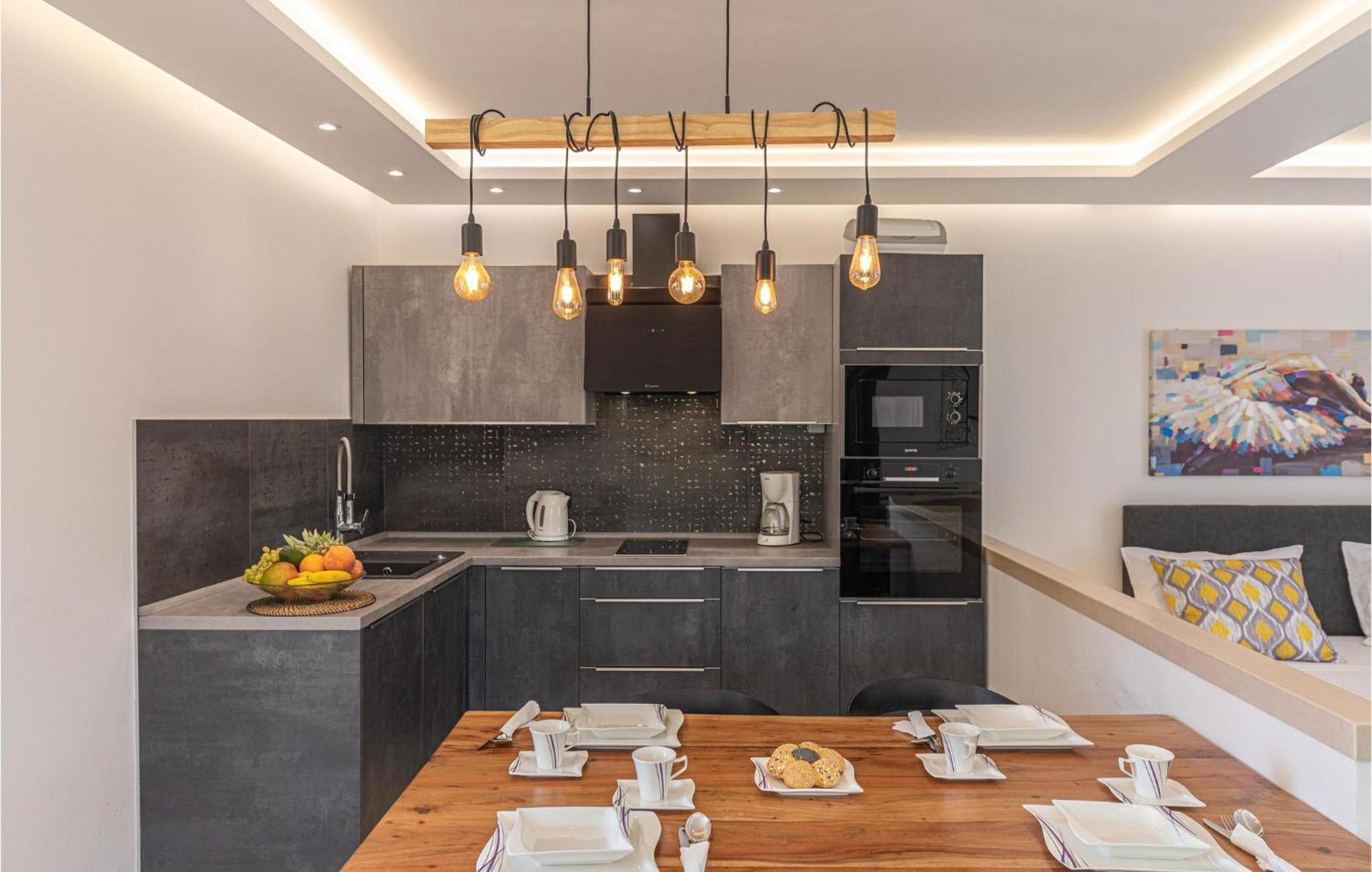 5 Bedroom Cozy Home In Okrug Donji Donji Okrug  エクステリア 写真