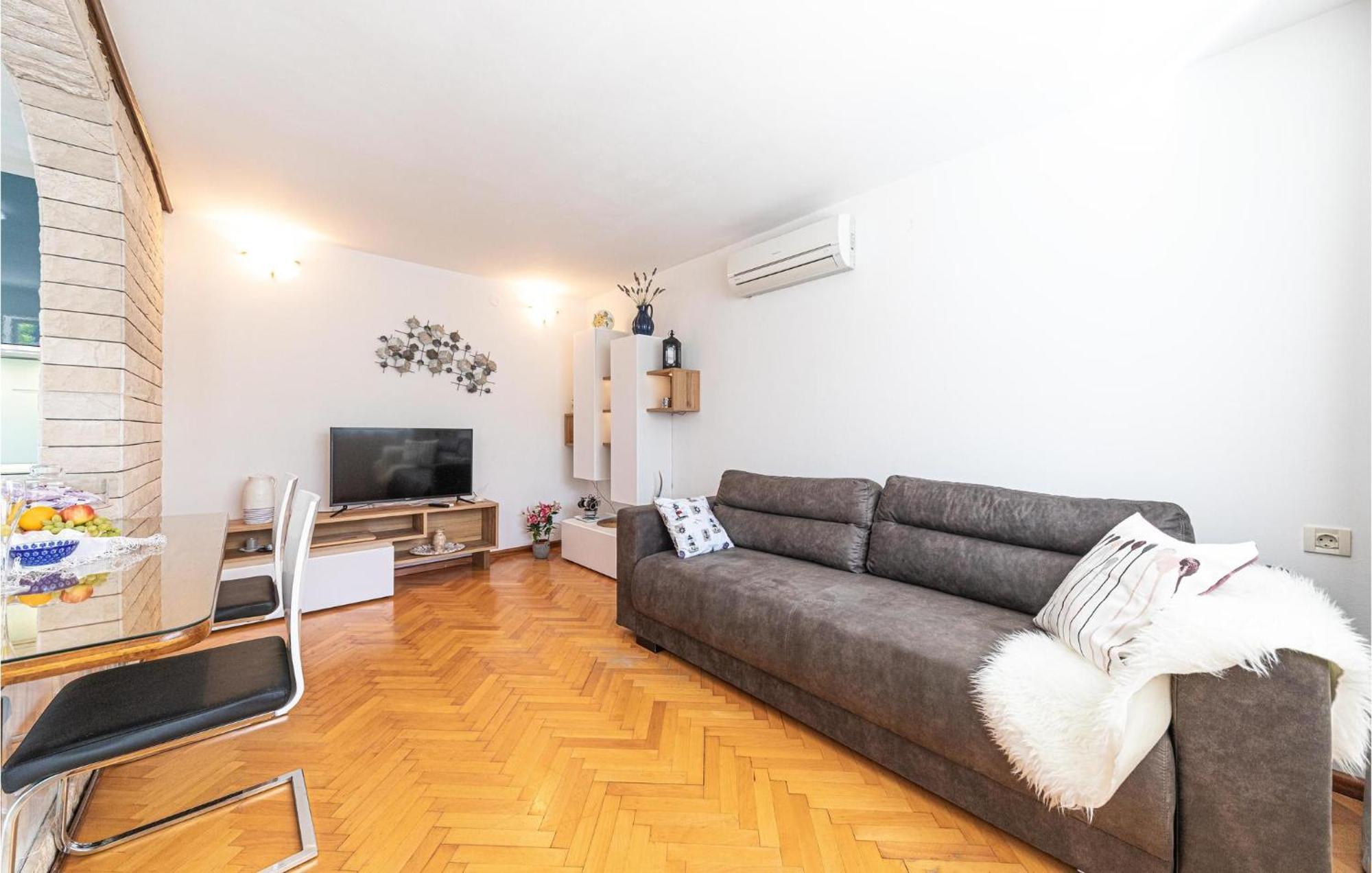 5 Bedroom Cozy Home In Okrug Donji Donji Okrug  エクステリア 写真