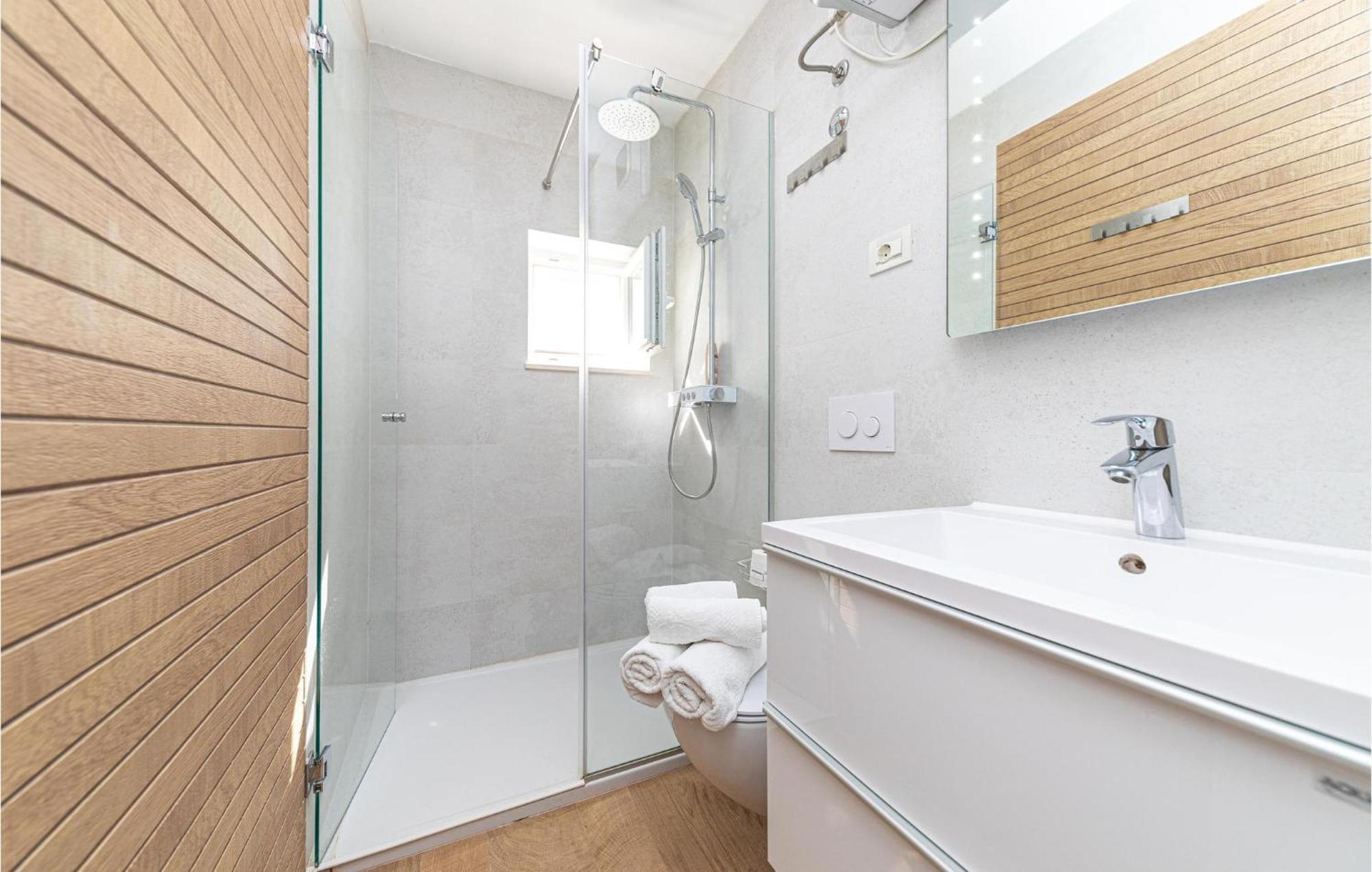 5 Bedroom Cozy Home In Okrug Donji Donji Okrug  エクステリア 写真