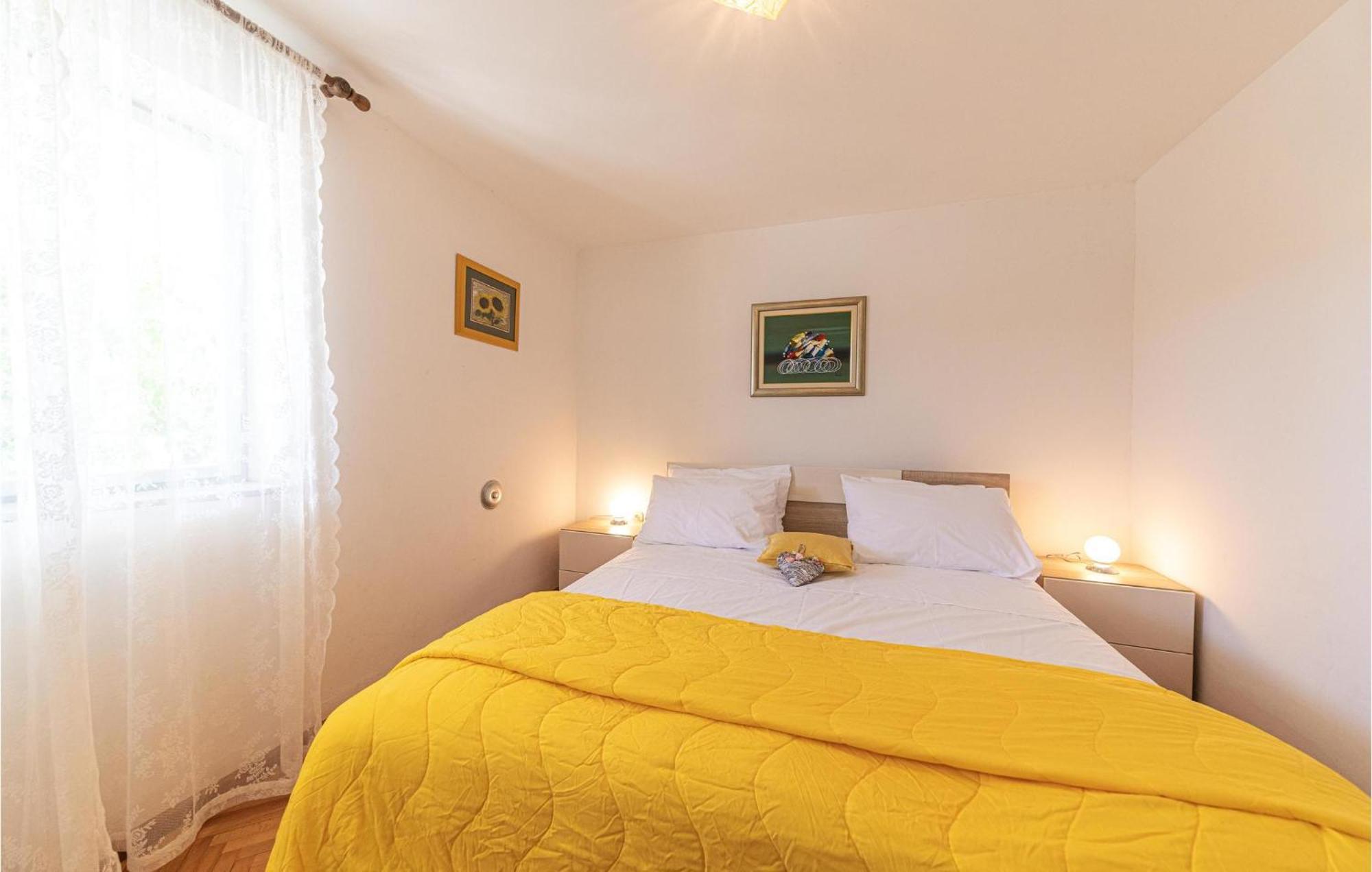 5 Bedroom Cozy Home In Okrug Donji Donji Okrug  エクステリア 写真