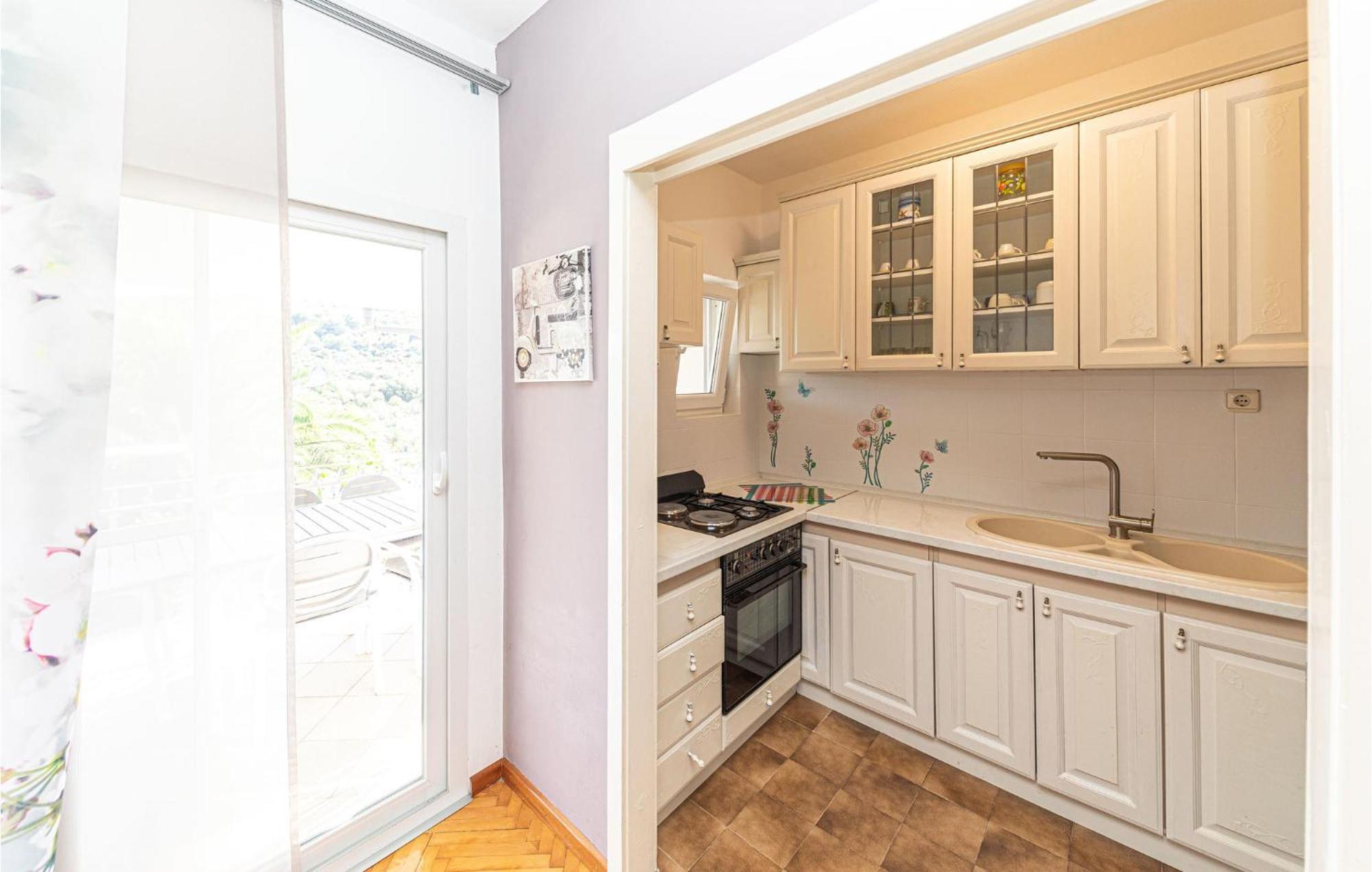5 Bedroom Cozy Home In Okrug Donji Donji Okrug  エクステリア 写真
