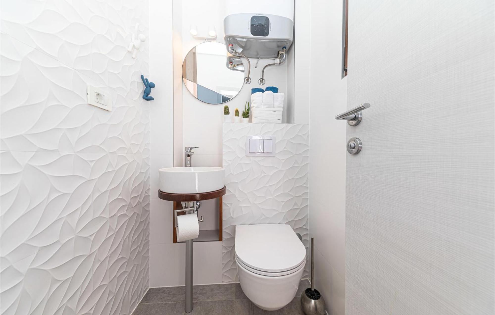 5 Bedroom Cozy Home In Okrug Donji Donji Okrug  エクステリア 写真