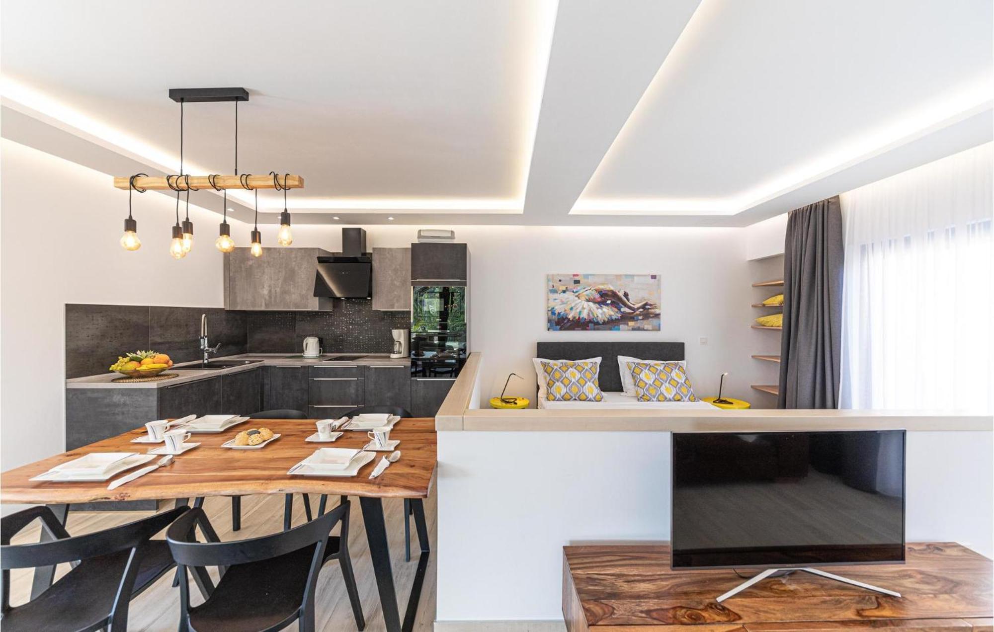 5 Bedroom Cozy Home In Okrug Donji Donji Okrug  エクステリア 写真