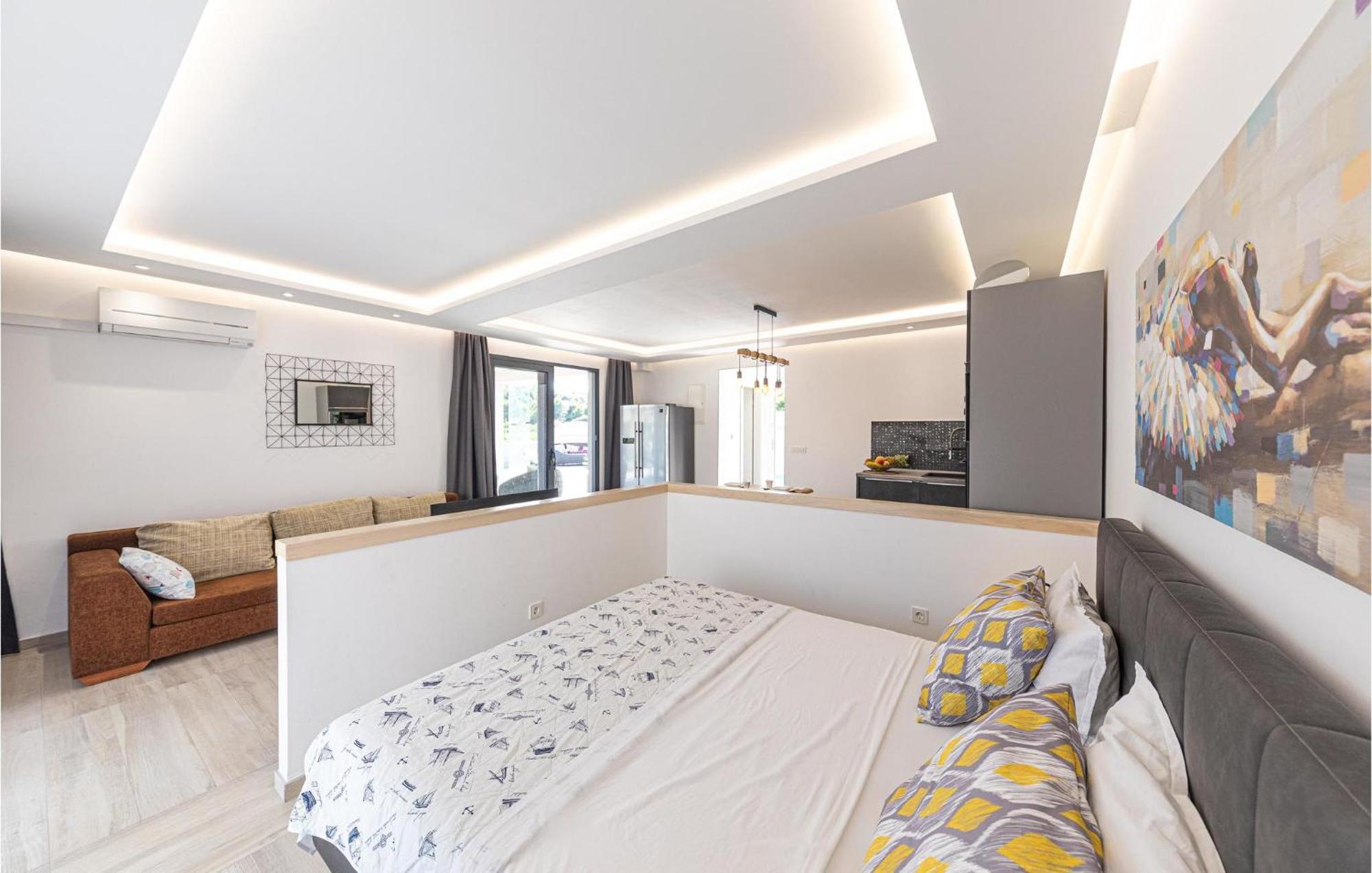5 Bedroom Cozy Home In Okrug Donji Donji Okrug  エクステリア 写真