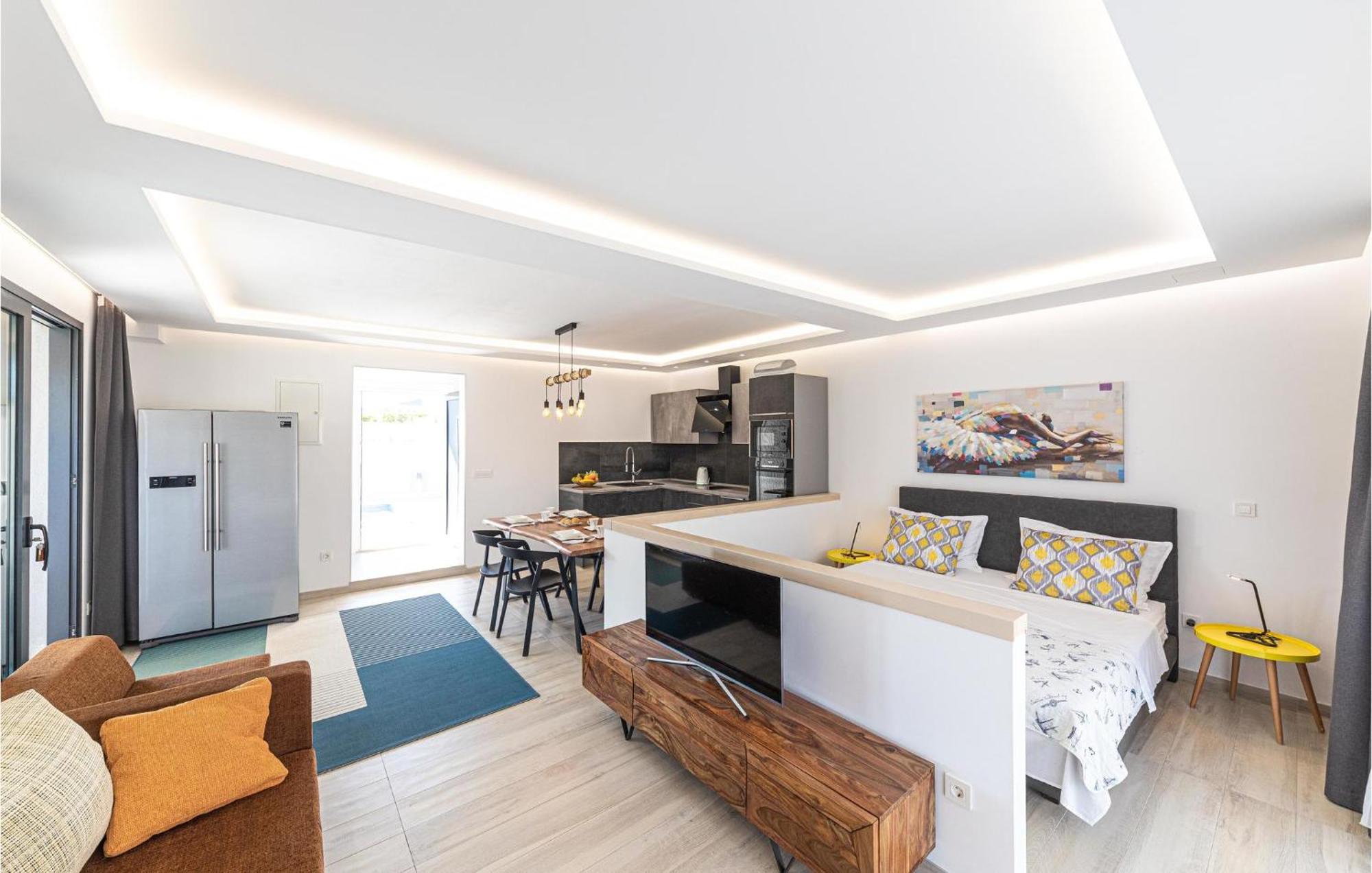 5 Bedroom Cozy Home In Okrug Donji Donji Okrug  エクステリア 写真