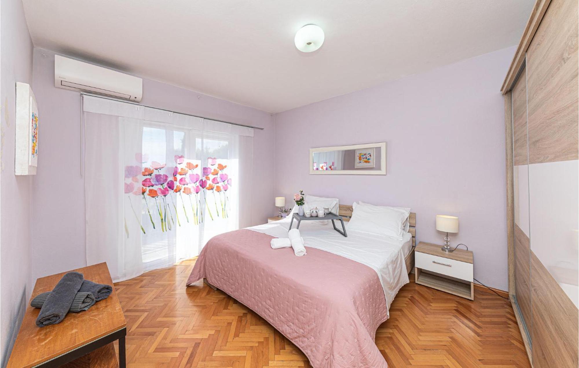 5 Bedroom Cozy Home In Okrug Donji Donji Okrug  エクステリア 写真