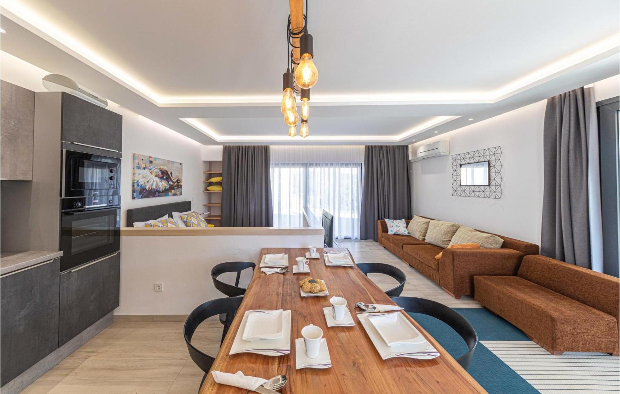 5 Bedroom Cozy Home In Okrug Donji Donji Okrug  エクステリア 写真