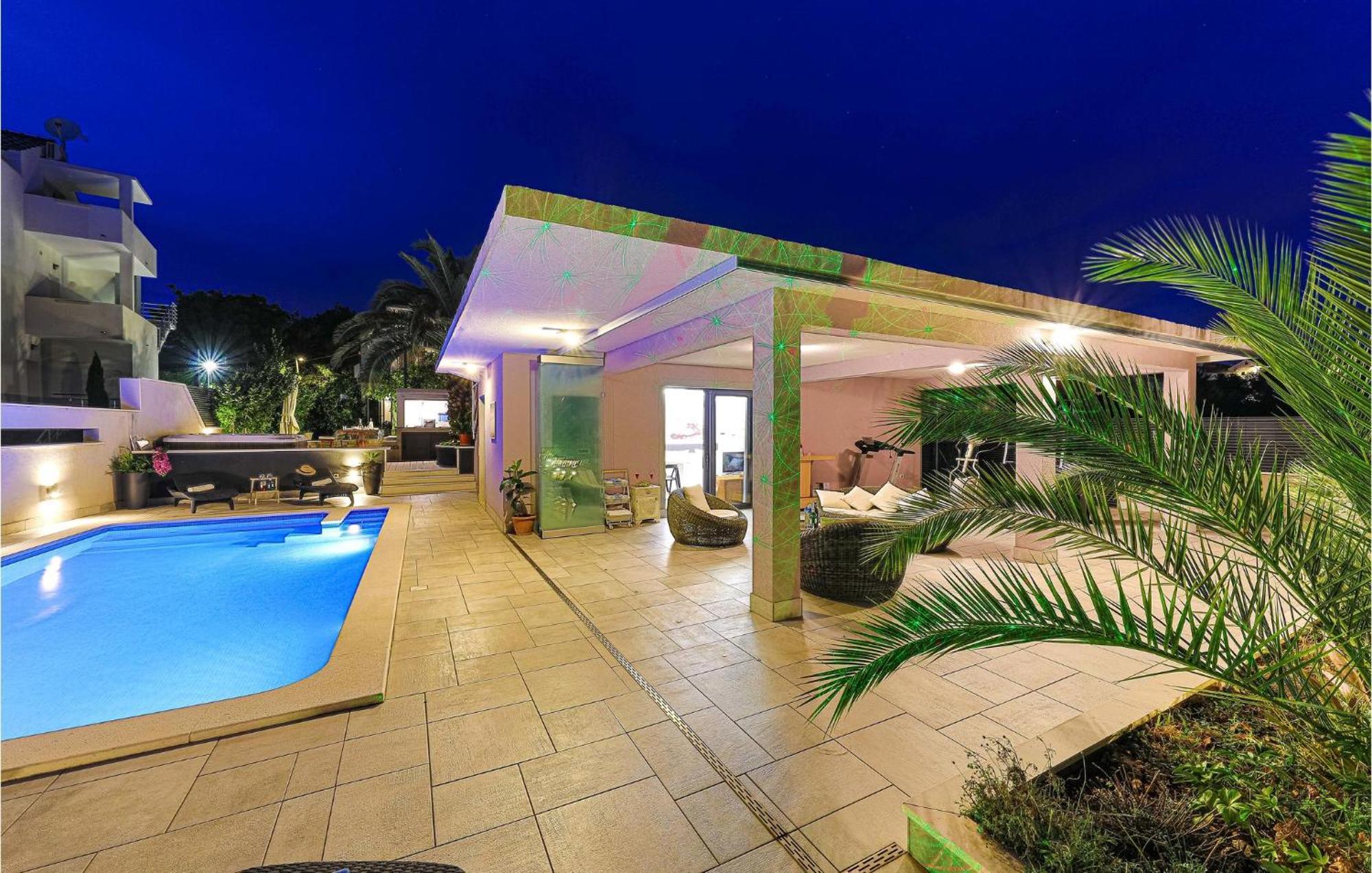 5 Bedroom Cozy Home In Okrug Donji Donji Okrug  エクステリア 写真