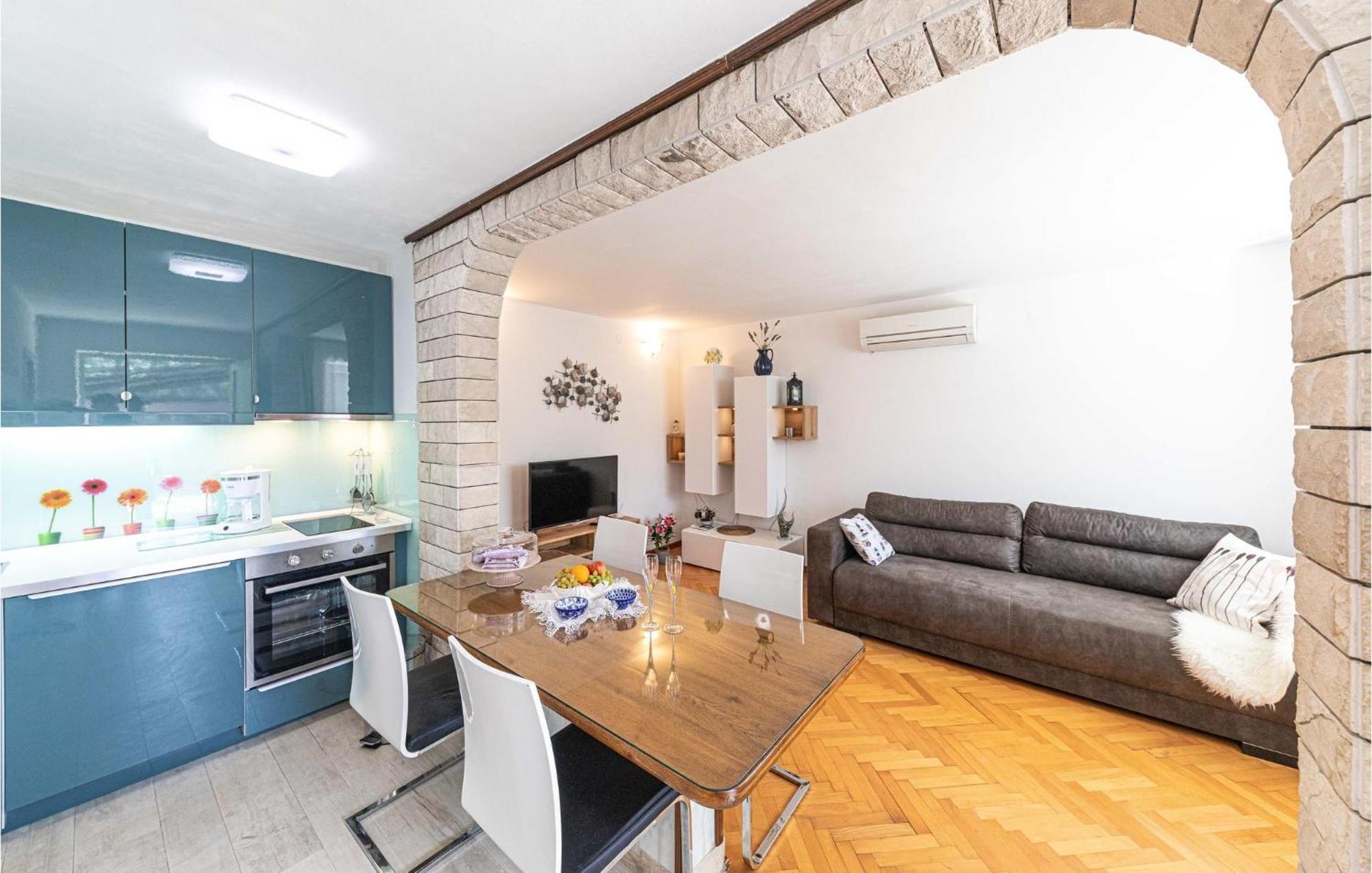 5 Bedroom Cozy Home In Okrug Donji Donji Okrug  エクステリア 写真