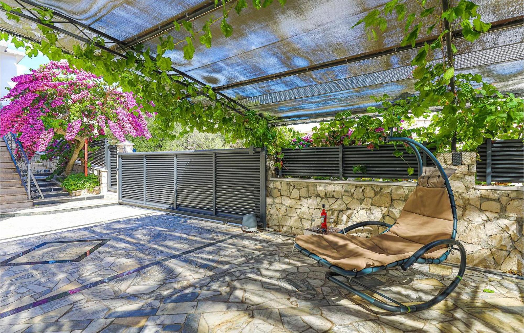 5 Bedroom Cozy Home In Okrug Donji Donji Okrug  エクステリア 写真