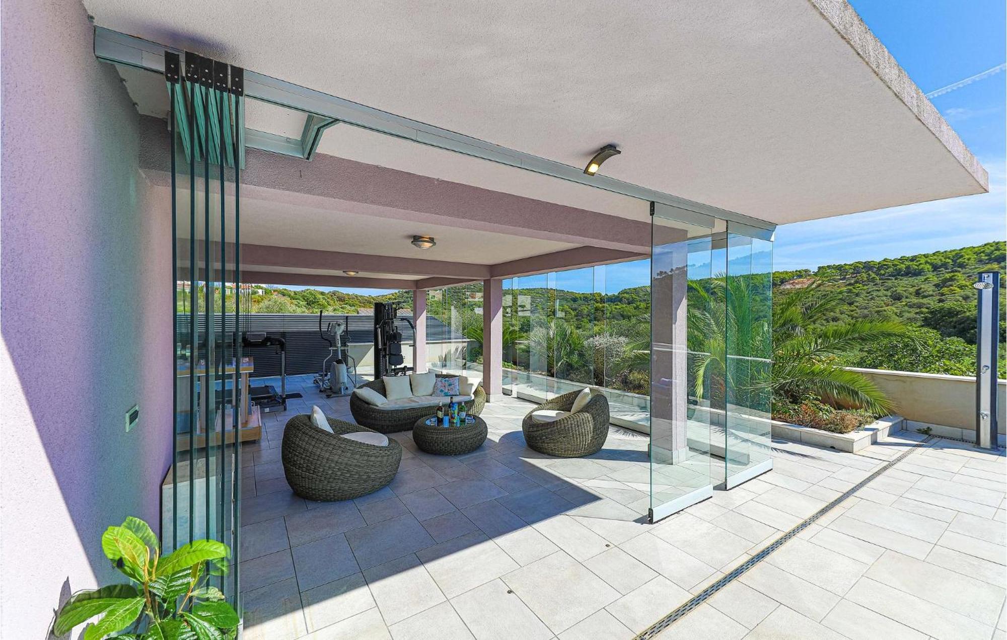5 Bedroom Cozy Home In Okrug Donji Donji Okrug  エクステリア 写真