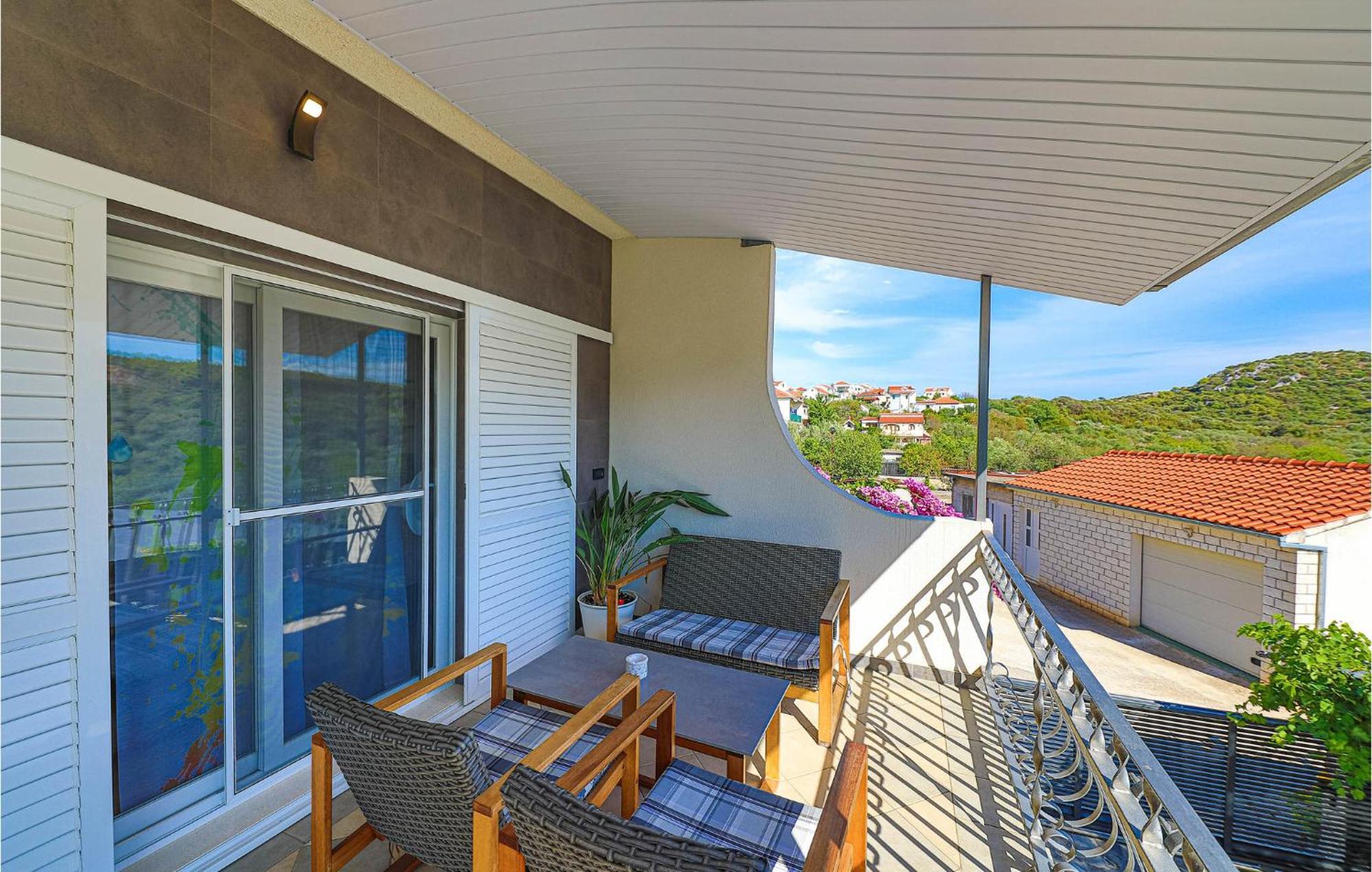 5 Bedroom Cozy Home In Okrug Donji Donji Okrug  エクステリア 写真