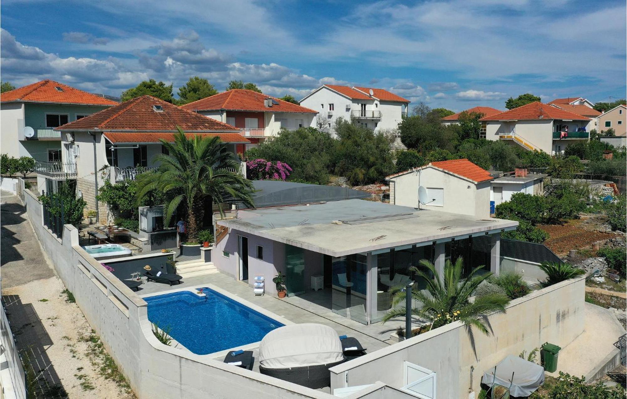 5 Bedroom Cozy Home In Okrug Donji Donji Okrug  エクステリア 写真