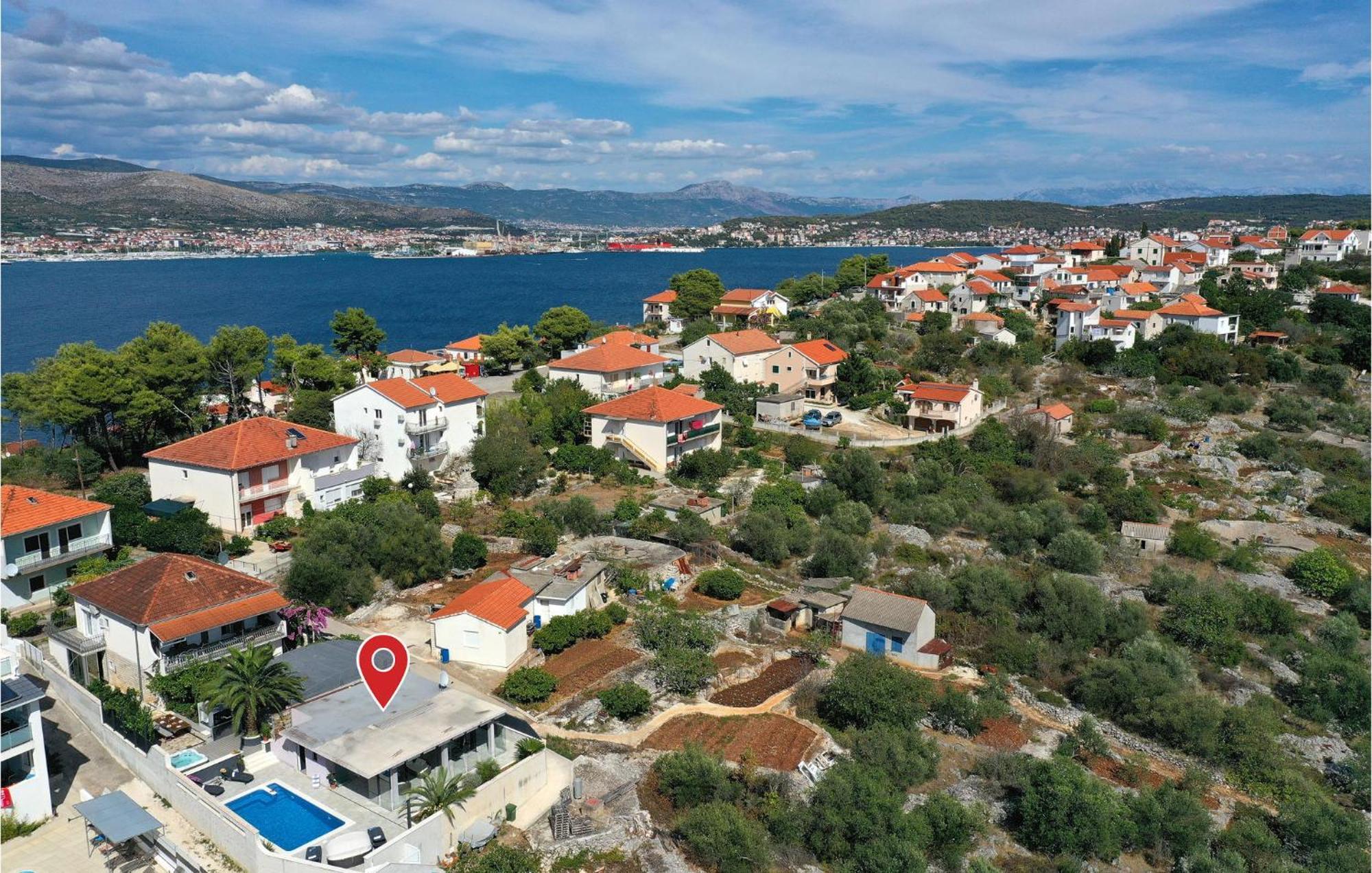 5 Bedroom Cozy Home In Okrug Donji Donji Okrug  エクステリア 写真